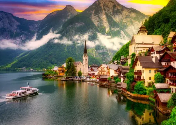 Ville de Hallstatt au Coucher du Soleil, Autriche